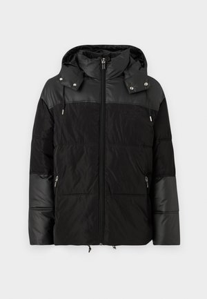 Sort pufferjakke med hætte, der har en kombination af matte og shiny materialer, lynlåslommer og diskret branding på brystet.