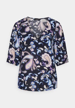 Top azul escuro com decote em V, mangas meia, e um padrão paisley em tons de azul claro, creme e lavanda. Textura de tecido leve.