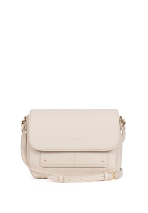 Sac bandoulière en cuir beige avec fermeture à rabat, poche avant, sangle réglable et petits détails en métal doré.