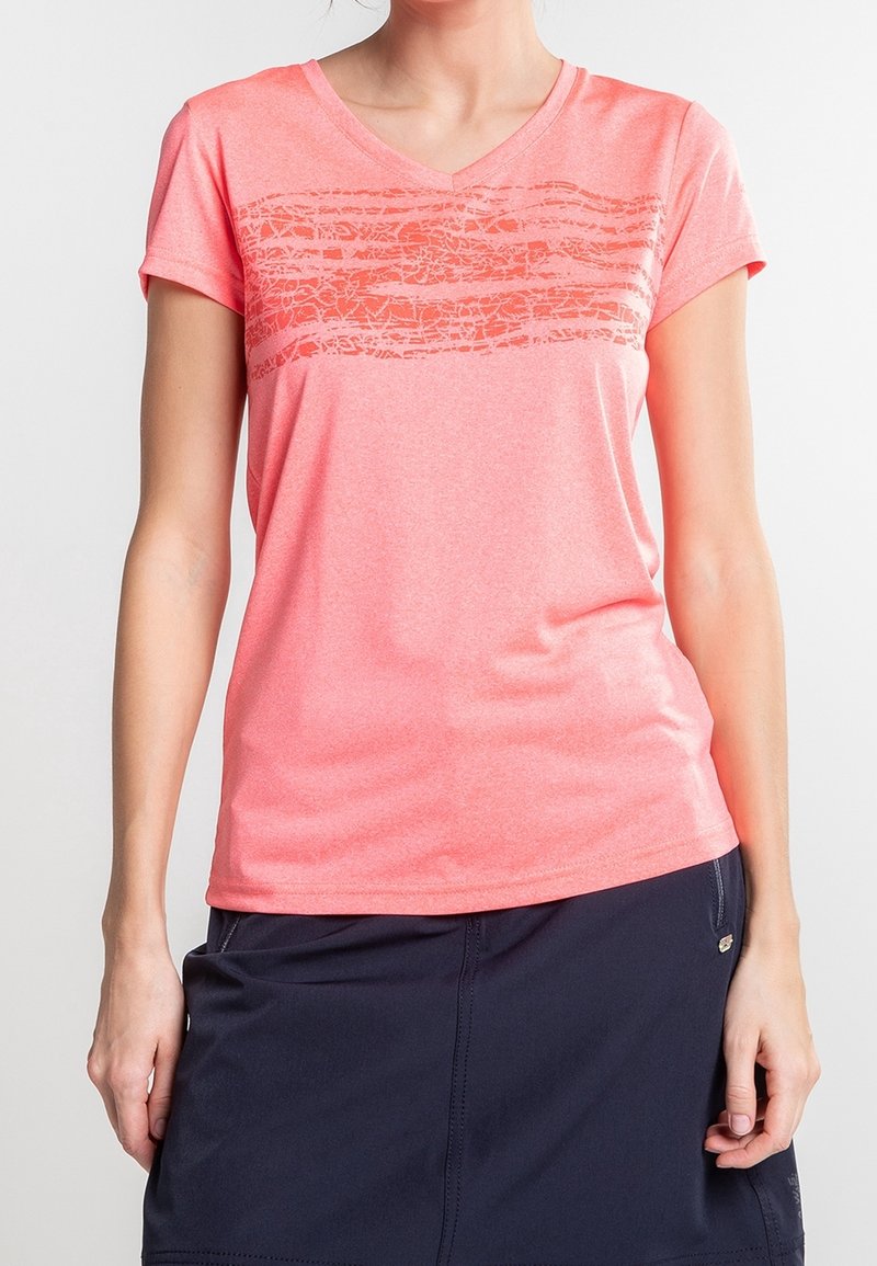Camiseta de v cuello color coral con mangas cortas, que presenta un diseño de rayas texturizadas en un tono coral ligeramente más oscuro. Fabricada con tejido ligero.