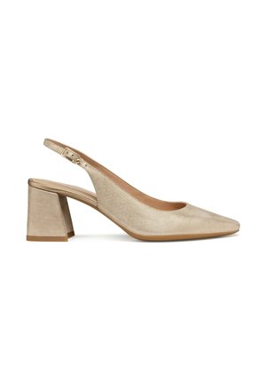 Chaussure slingback beige avec un bout pointu et un tissu texturé. Elle présente un talon carré et une sangle avec boucle réglable.