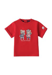 Camiseta de algodón roja de manga corta que presenta dos osos de dibujos animados, uno con una cámara y el otro con ropa a rayas, con detalles bordados.