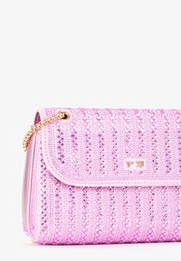 Borsa a tracolla rosa realizzata in materiale testurizzato con un motivo geometrico e accenti lucidi. Dispone di una tracolla in catena dorata e di un logo di marca.