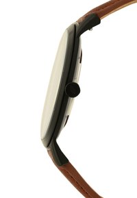 Montre avec un bracelet en cuir brun, boîtier en métal noir, verre plat et cadran blanc texturé comportant des index horaires simples et une couronne.