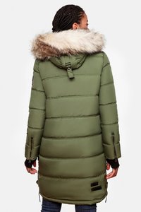 Siltināta zaļa parka ar noņemamu mākslīgās ādas kapuci, ar rāvējslēdzējiem sānu kabatām un elastīgām piedurknēm. Iespējas ietver horizontālas šuves un garāku garumu.
