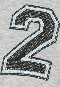 Grijze stof met een groot, gestructureerd cijfer "2" met zwarte rhinestones en lichtblauwe accenten die de vorm omlijnen.