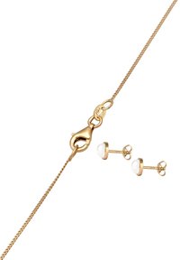 Guldhalskæde med en lås formet som en hummer, kombineret med to ørestikker med hvide sten, med runde sten i guldsætninger.