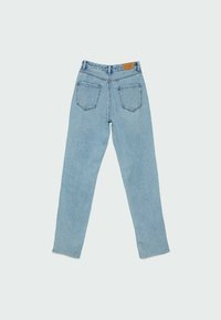 Ljust blå jeans med rak passform, tillverkade av denim. Har en lätt fransad fåll, två bakfickor och en brun etikett vid midjan.
