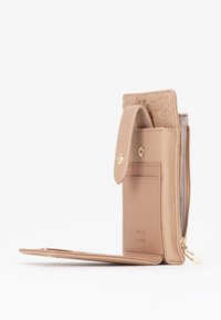 Portafoglio in pelle beige con embossing floreale, una tasca con zip e una chiusura a bottone automatico, dotato di uno slot per carte e una texture liscia.