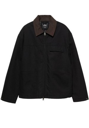 Zwarte zip-up jack met bruine kraag, twee grote voorzakken, een ritssluiting en een klein borstzakje met een klep.