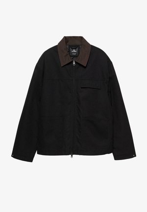Zwarte zip-up jack met bruine kraag, twee grote voorzakken, een ritssluiting en een klein borstzakje met een klep.