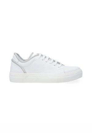 Białe skórzane sneakersy z okrągłym noskiem, srebrnym zdobieniem szwów i teksturowaną gumową podeszwą. Sznurowadła przechodzą przez sześć oczek.