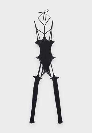 Fekete áttetsző body pántos részletekkel és hozzákapcsolt combfix harisnyával, fehér háttéren.