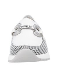 Hvide sneakers med overdel i læder og mesh-detaljer samt sølvhardware. Rund tå, struktureret sål og polstret mellemsål.