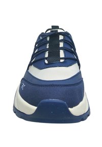 Scarpa sportiva blu navy con tomaia in tessuto testurizzato, dettagli in rete bianca, colletto imbottito e suola in gomma, presenta un sistema di allacciatura centrale.