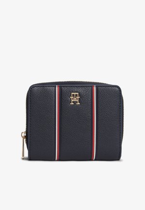 Portafoglio in pelle blu navy con accessori in oro, caratterizzato da strisce rosse, bianche e blu sulla parte anteriore e chiusura con zip.