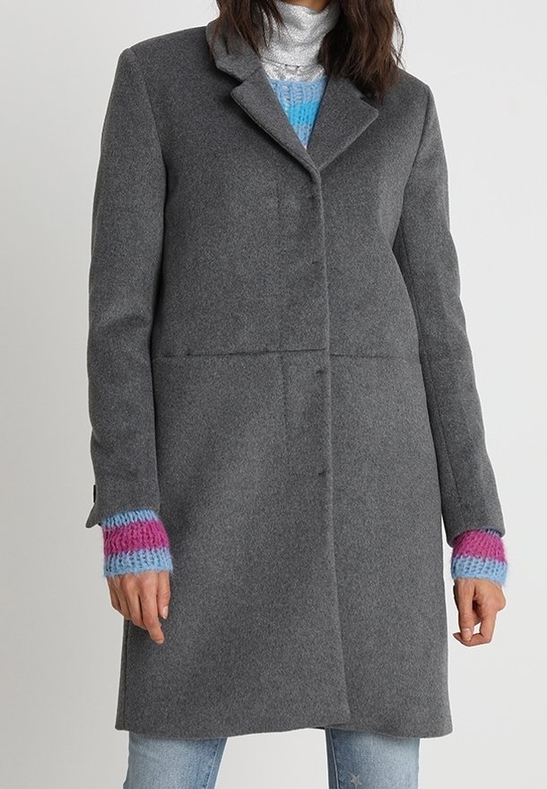 Šedý kabát z vlněné směsi s délkou do poloviny stehen, s klopovým límcem a barevnými pletenými manžetami v modré, růžové a fialové barvě.