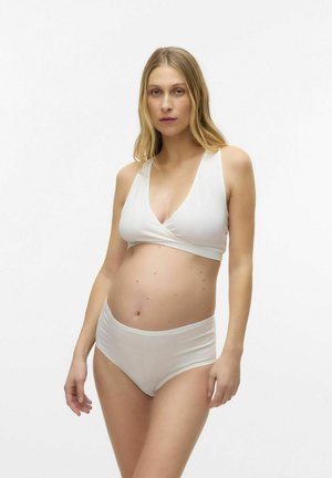 Witte zwangerschapsbh en hooggewaisted ondergoed set gemaakt van zachte, rekbare stof met een wikkeldesign en een gladde textuur.