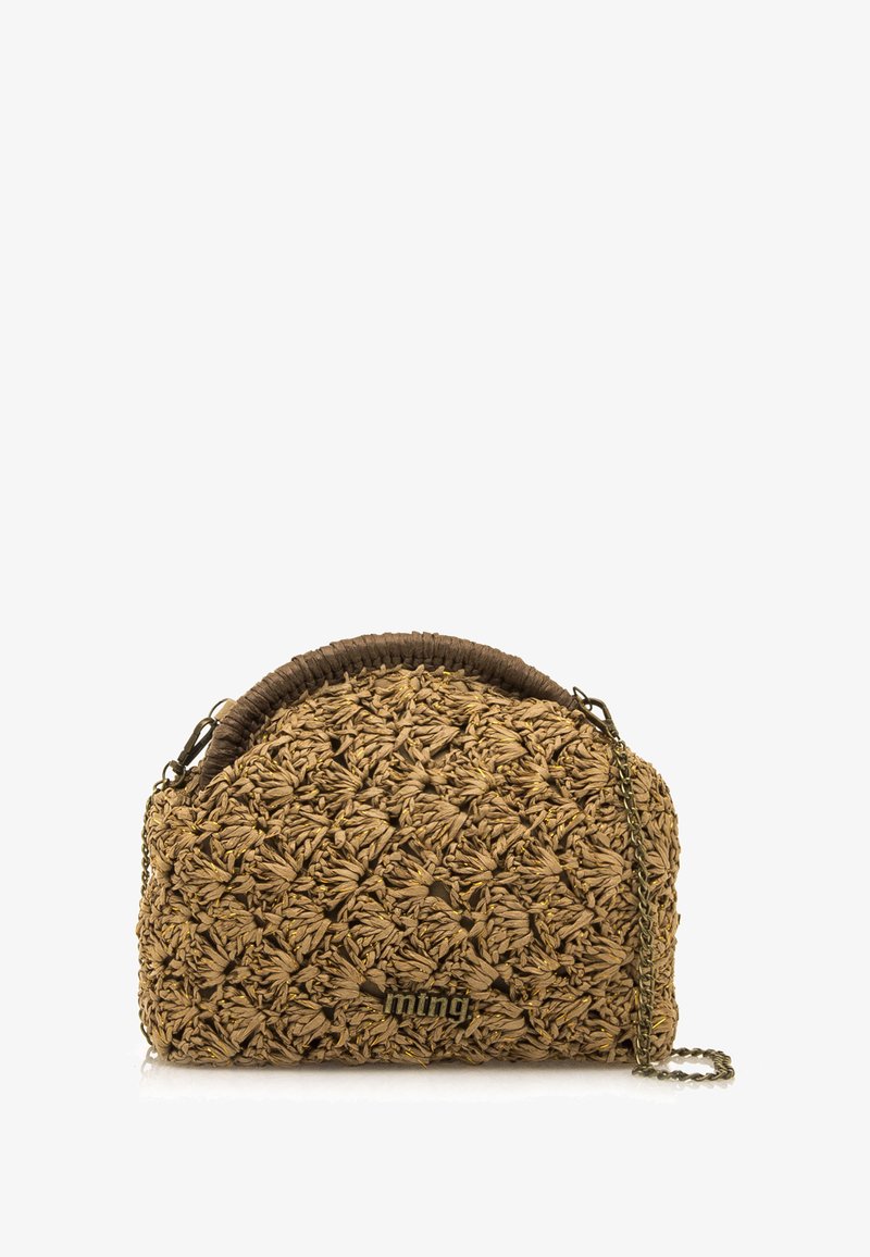 Bolso de mano tejido de paja con forma redondeada, color marrón y superficie texturizada. Cuenta con una correa de cadena y un asa superior delgada y decorativa.