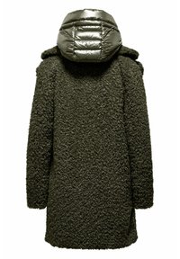 Donkergroene jas met een gestructureerde, fuzzy buitenlaag en een glanzende pufferkap. Lange mouwen en een split in de achterkant voor meer bewegingsvrijheid.