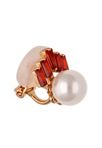 Goudkleurige clip-on oorbel met een ronde witte parel, een gebogen doorschijnend stuk en rechthoekige rode kristallen gerangschikt in een waaiervorm.