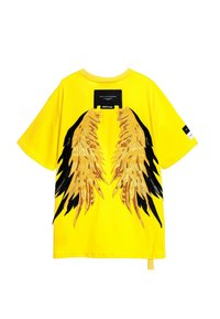 Camiseta de algodón amarilla de manga corta con diseños de alas bordados en negro y dorado en la parte posterior. Incluye una etiqueta en el cuello.