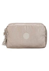 Lys beige kosmetikpose med en skinnende finish, rund logo-patch og sølv hardware, der har en charmerende figurformet vedhæng.