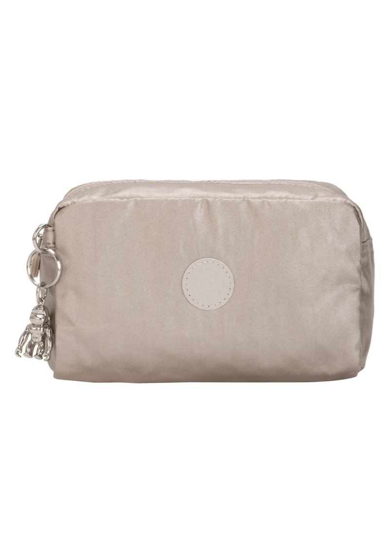 Lys beige kosmetikpose med en skinnende finish, rund logo-patch og sølv hardware, der har en charmerende figurformet vedhæng.