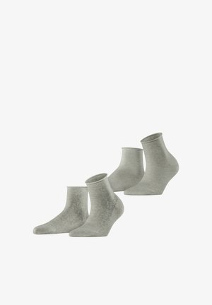 Quattro paia di calzini alla caviglia grigio chiaro disposti in modo sfalsato su uno sfondo bianco.