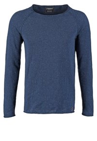 Pull bleu marine à manches longues col rond avec un motif tacheté subtil et une petite étiquette en tissu près de l'ourlet.