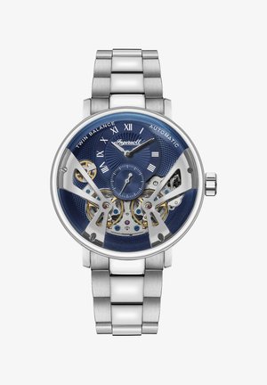 Automatisch horloge met een roestvrijstalen band, blauwe wijzerplaat met Romeinse cijfers, open-hart ontwerp en verfijnde bewegingsdetails.