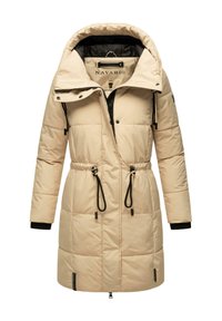 Beige pufferjas met capuchon, taille met trekkoord, zwarte accenten, elastische manchetten en een quiltpatroon. Voorzien van een ritssluiting.