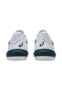 Weiße Sportschuhe mit Mesh-Obermaterial, ausgestattet mit grünen Akzenten und strukturierter Sohle. "GAME FF" auf der äußeren Ferse gedruckt.