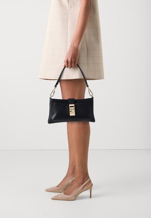 Borsa a tracolla in pelle nera con manico superiore, dotata di chiusura con gancio dorato e una forma rettangolare strutturata. Texture liscia e design minimalista.