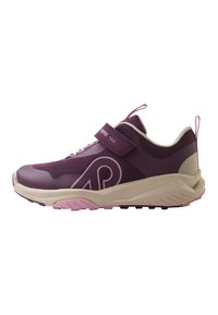 Scarpa sportiva viola con tomaia in rete, accenti rosa, cinturino regolabile e suola resistente e testurizzata progettata per presa e comfort.