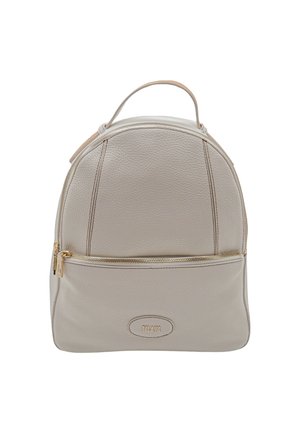 Piccolo zaino in pelle beige con manico superiore, tasca frontale con cerniera e targhetta dorata con logo "1CLASSE" su sfondo bianco.
