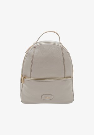 Piccolo zaino in pelle beige con manico superiore, tasca frontale con cerniera e targhetta dorata con logo "1CLASSE" su sfondo bianco.