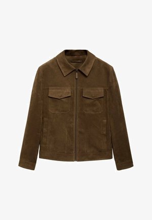 Brązowa zamszowa kurtka zapinana na zamek z kołnierzem, dwoma kieszeniami na klatce piersiowej i kieszeniami po bokach. Charakteryzuje się gładką fakturą i dopasowanym krojem.