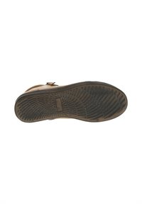 Semelle de chaussure en cuir marron avec un fond en caoutchouc texturé, présentant un motif ondulé et un marquage minimal à la surface.