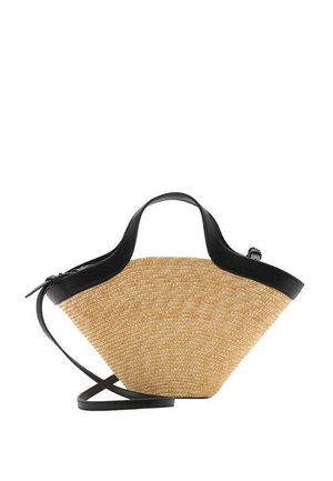 Bolso de paja con detalles en cuero negro, asas cortas en la parte superior y una correa larga ajustable para el hombro sobre un fondo blanco.