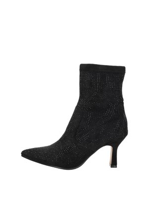 Zwarte enkellaars van zacht suede met een getailleerde schacht, puntige neus en een lage hak. Voorzien van versieringen voor extra textuur en glans.