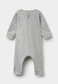Šedý bavlněný overal s dlouhými rukávy, zapínání na patentky vzadu a široké nohavice. Měkká, hladká textura.