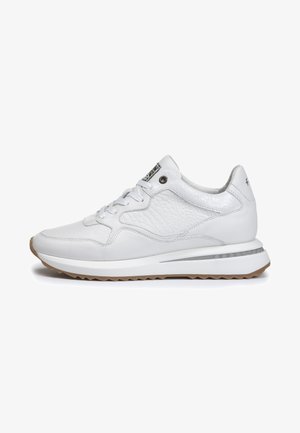 Weiße Ledersneaker mit strukturierten Oberflächen, gepolstertem Fußbett und kantigem Design. Verfügt über eine Schnürverschluss und graue Akzente an der Ferse.