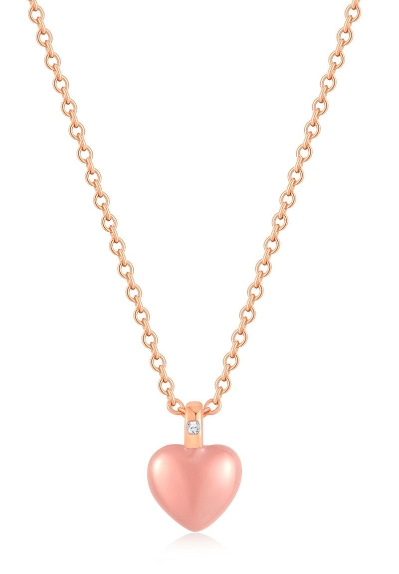 Collana a catena in oro rosa con un pendente a forma di cuore rosa liscio, dotato di un accento in pietra trasparente nella parte superiore vicino all'anello.