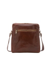 Borsa a tracolla in pelle marrone con forma rettangolare, dotata di una tasca frontale con zip e tracolla regolabile. Texture liscia e design minimale.