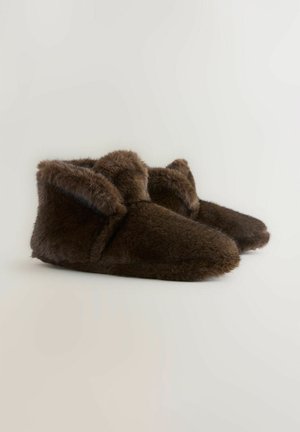 Bruna faux fur tofflor med rund tå, mjuk textur och vikbar manschett för extra värme och komfort.