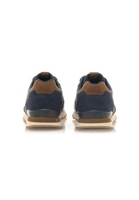 Zapatillas deportivas de color azul marino con acentos marrones, parte superior de ante y malla, suela acolchada en color crema y tirador en el talón para facilitar su uso.