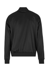 Veste bomber noire avec une texture lisse et brillante. Elle dispose d'un col, de poignets élastiques et d'un ourlet côtelé. Design simple sans embellissements visibles.