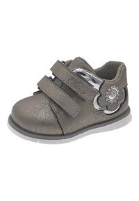 Scarpa per bambini in metallo grigio con due strappi in Velcro, punta arrotondata e un accento floreale decorativo con un gemma trasparente. Superficie testurizzata.