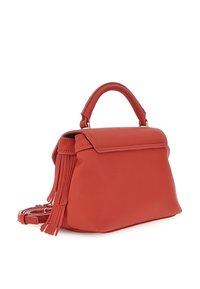 Borsa a mano in pelle rossa con una forma strutturata, dotata di un manico superiore, una tracolla rimovibile e dettagli decorativi in frange sui lati.